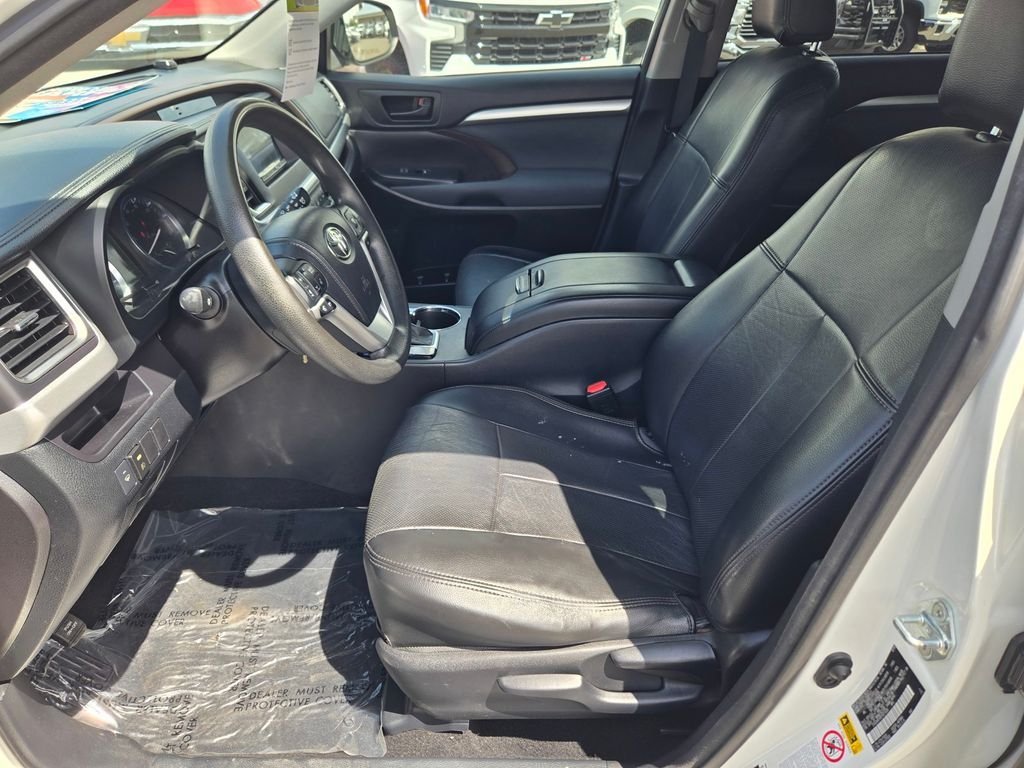 Used 2015 White Toyota LE image 10
