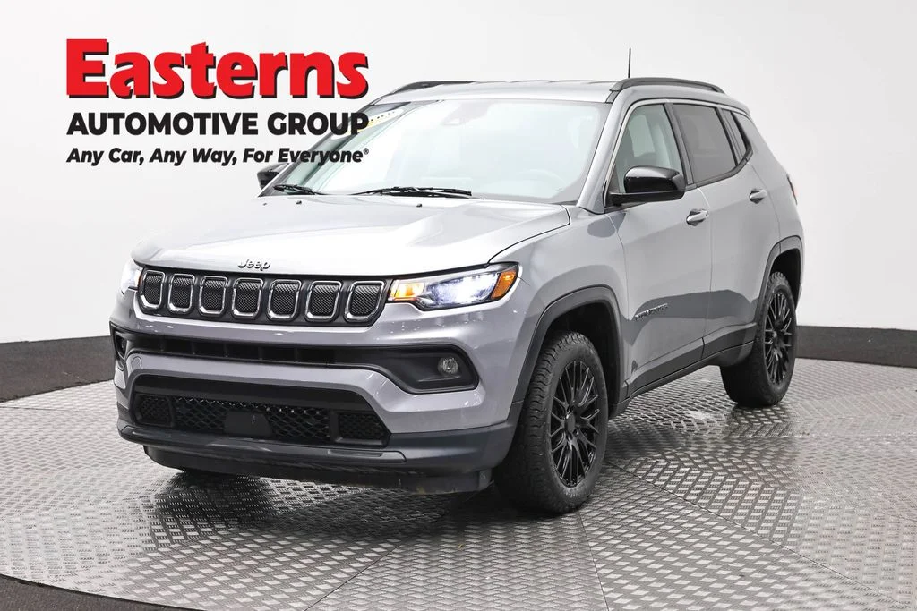 Used 2022 Silver Jeep Latitude image 1