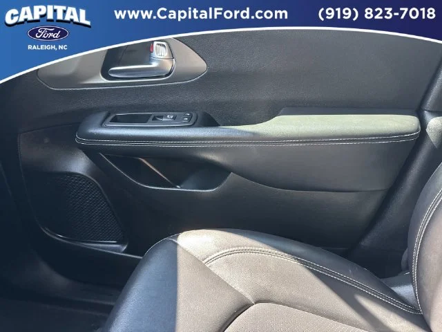 Used 2025 White Chrysler Select image 28