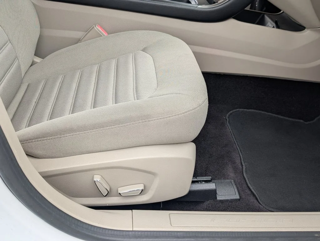 Used 2017 White Ford SE image 32