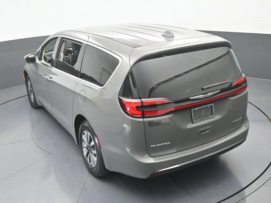 Used 2022 Ceramic Gray Clearcoat Chrysler Touring L image 53