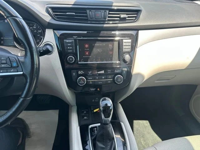 Used 2020 Blue Nissan SL image 17