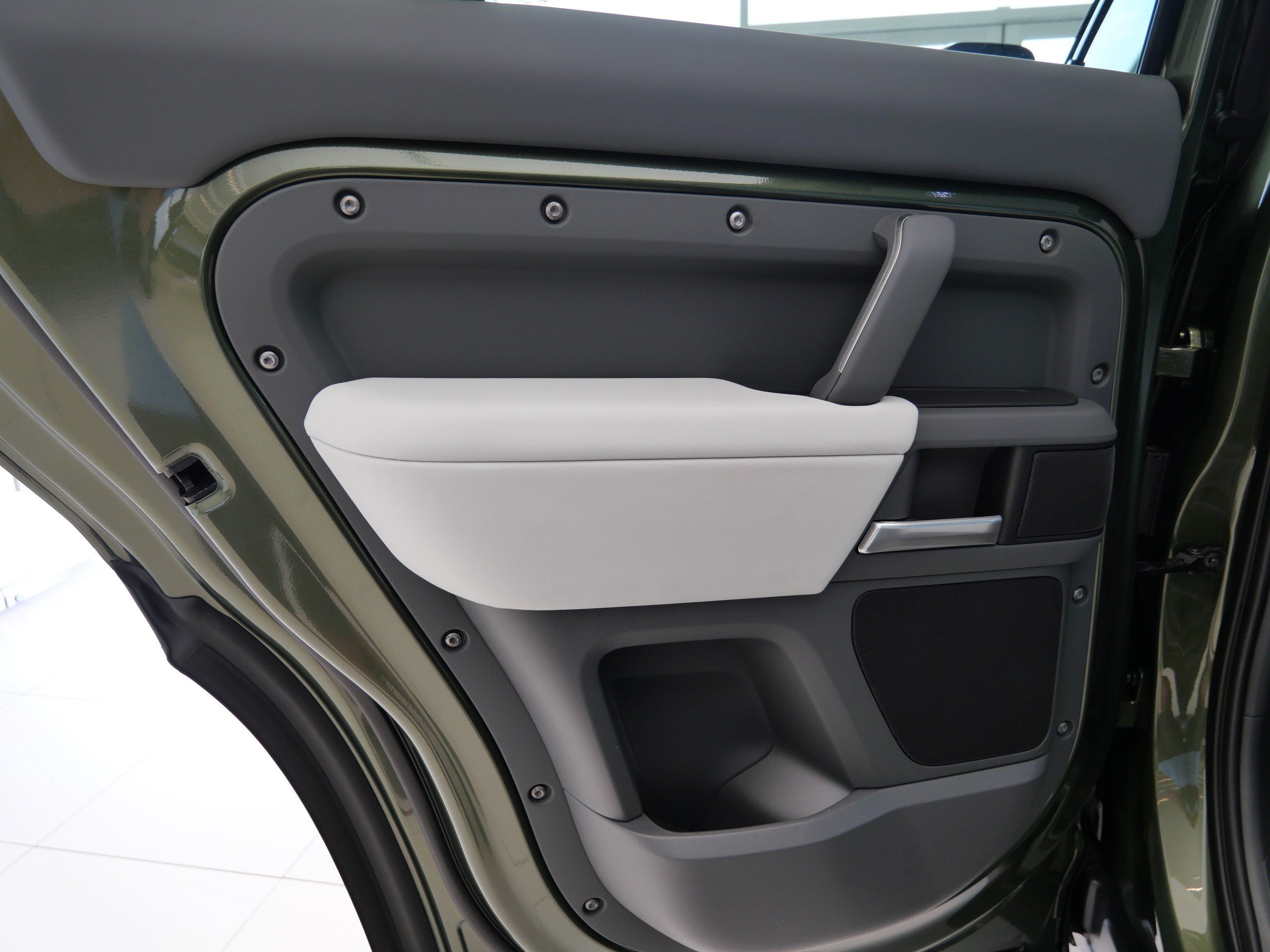 New 2026 Woolstone Green Land Rover X-Dynamic SE image 7