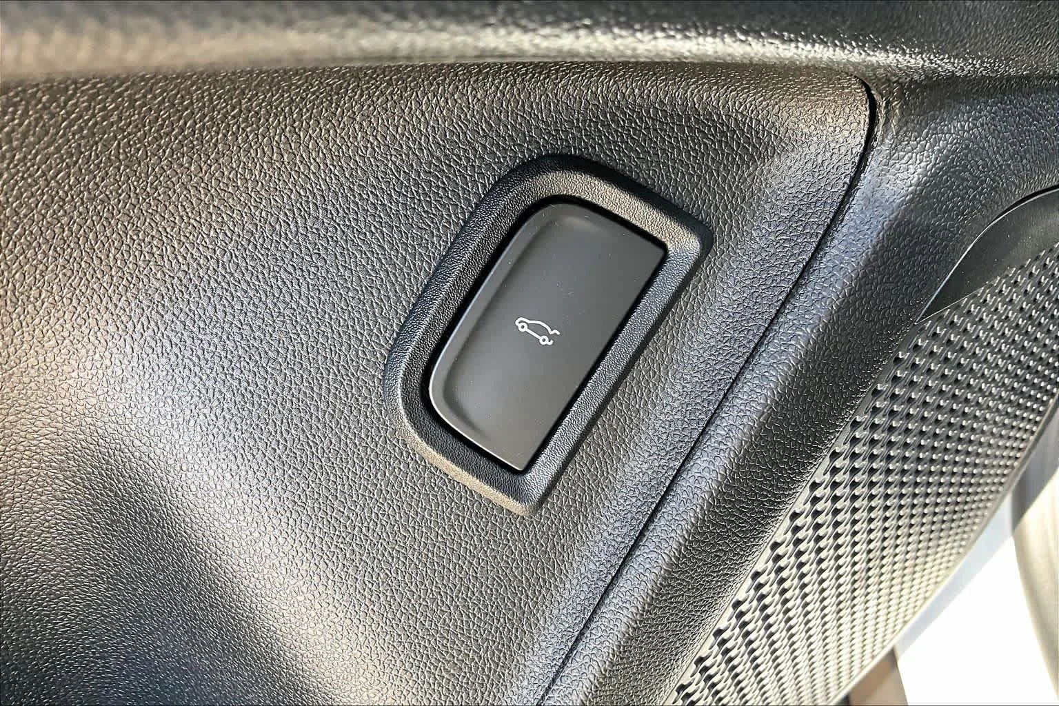 Used 2025 Summit White Chevrolet FWD LT image 15