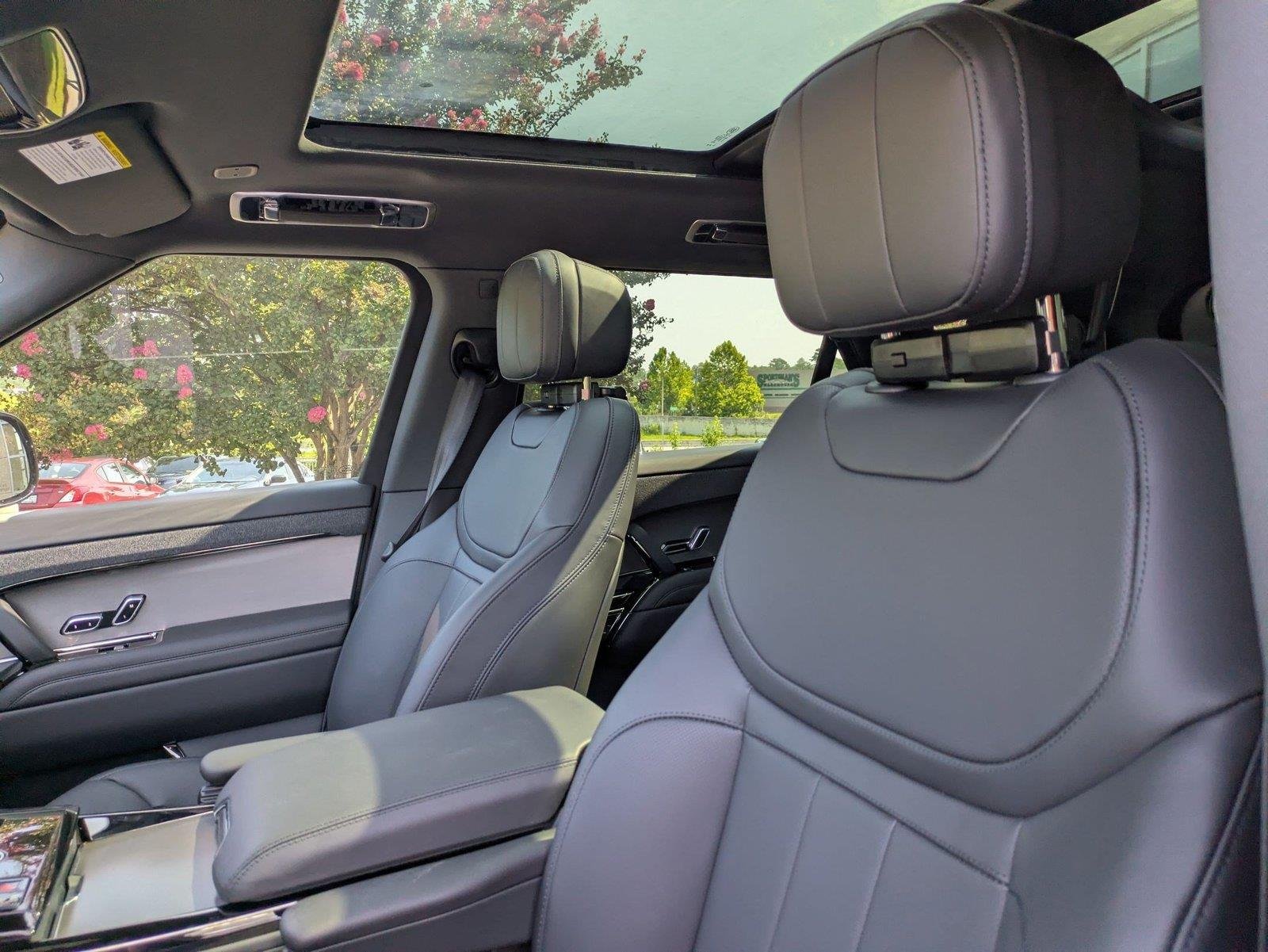 New 2026 Santorini Black Land Rover SE image 14
