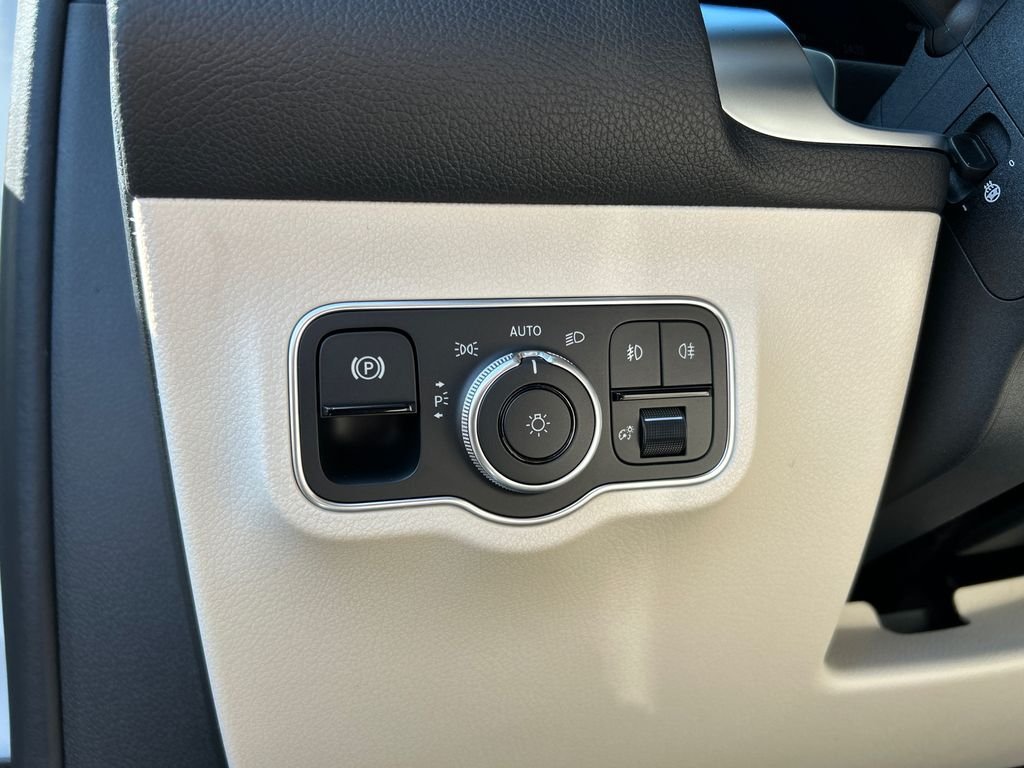 New 2026 Polar White Mercedes-Benz GLB 250 image 14