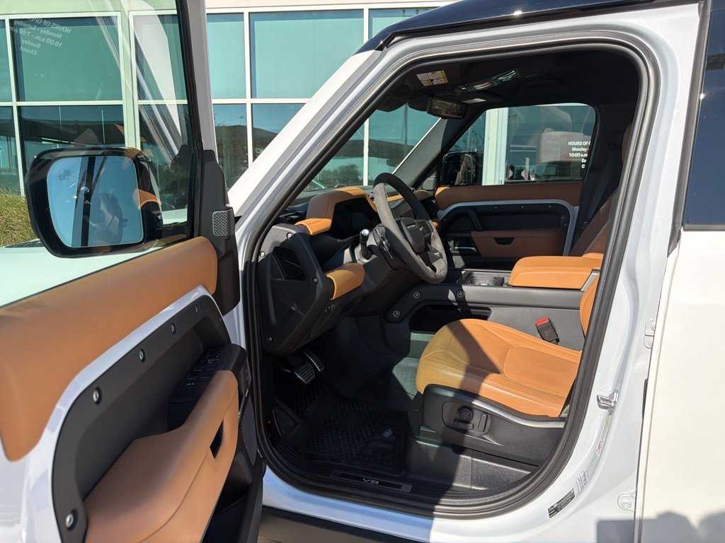 Used 2023 White Land Rover V8 image 9