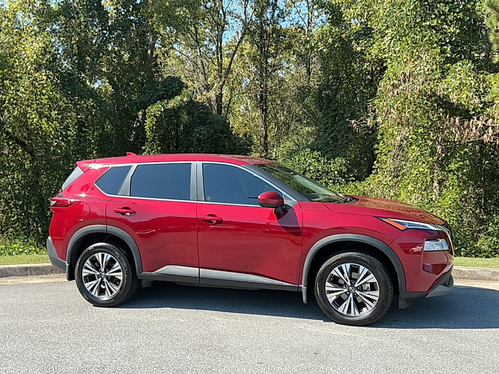 Used 2023  Nissan SV FWD image 1