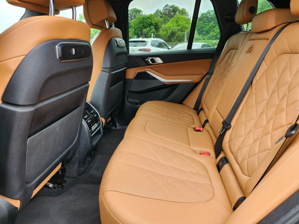 Used 2024 Black BMW xDrive40i image 17