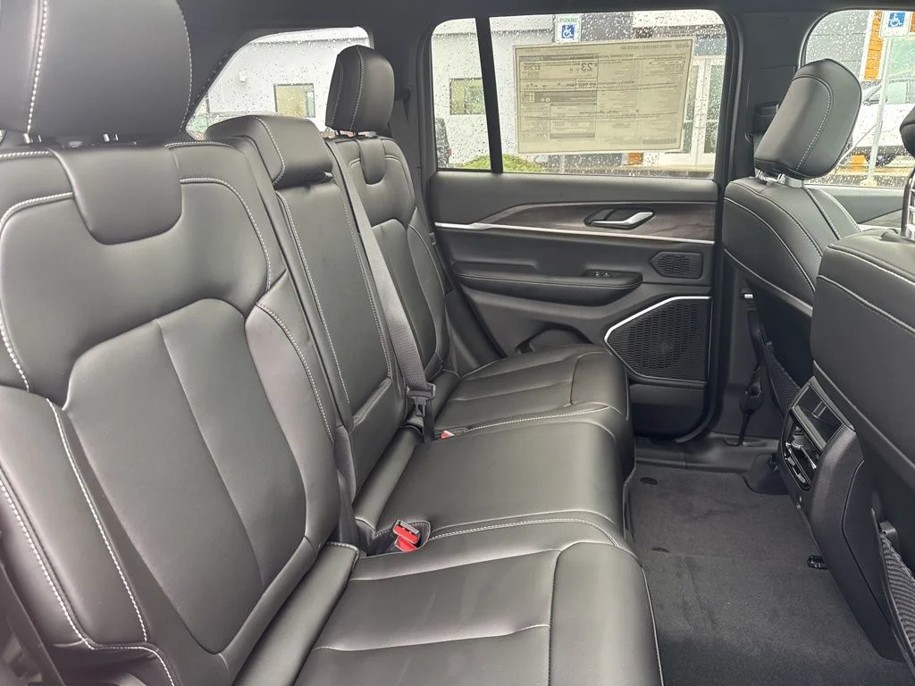 Used 2026 Diamond Black Crystal Pearlcoat Jeep Limited image 27