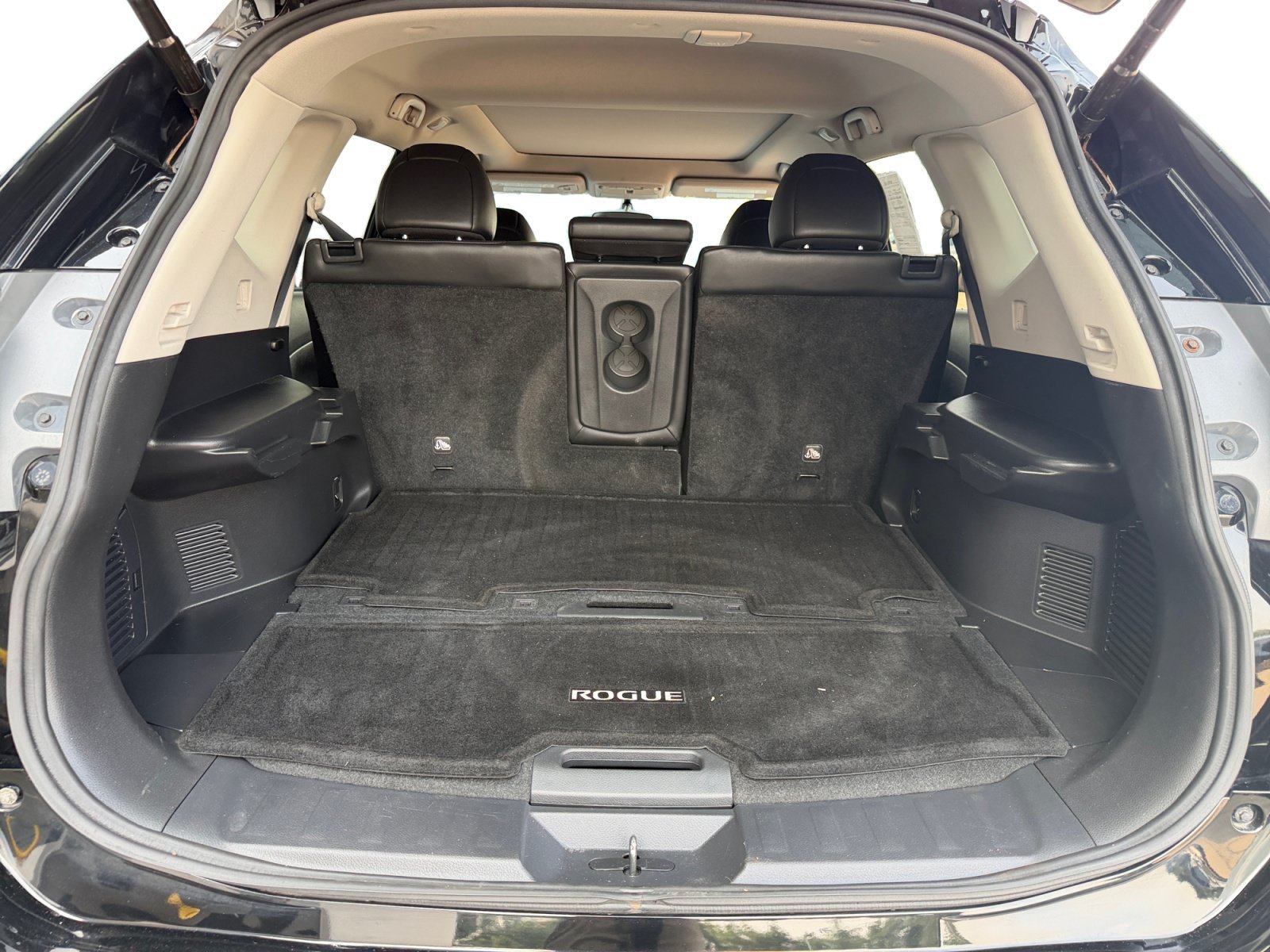 Used 2015 Super Black Nissan SL image 38