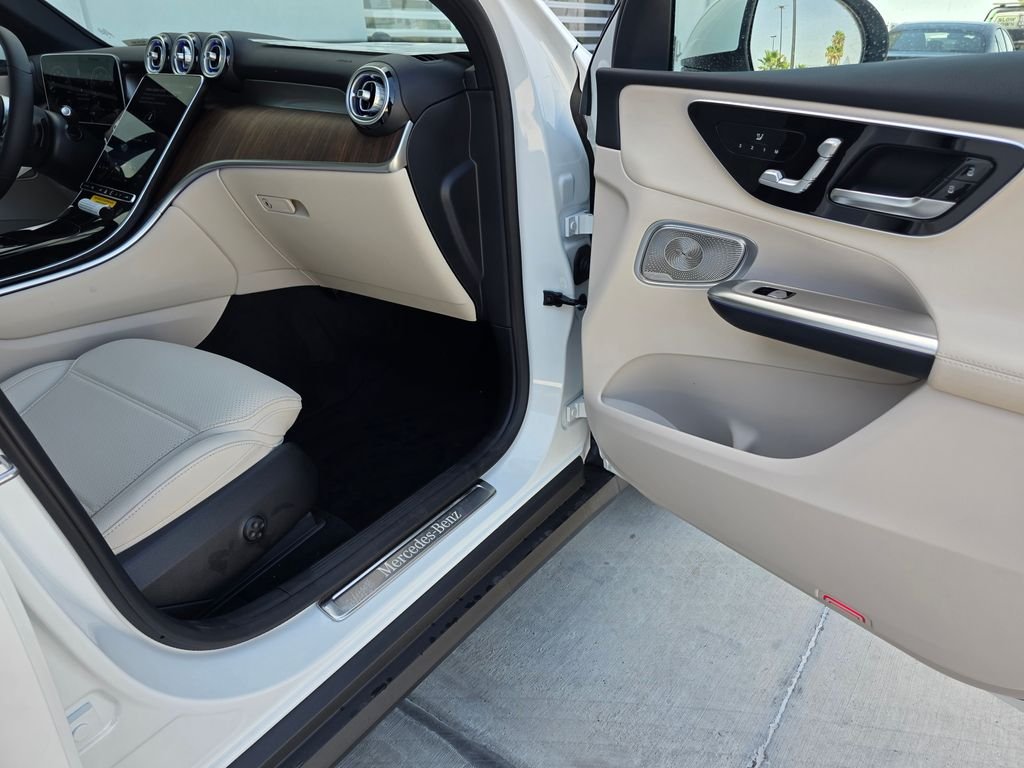 New 2026 Polar White Mercedes-Benz GLC 300 image 17