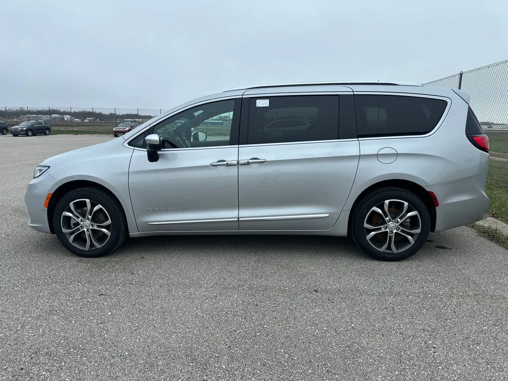 2026 Chrysler Pacifica Pinnacle - Photo 2