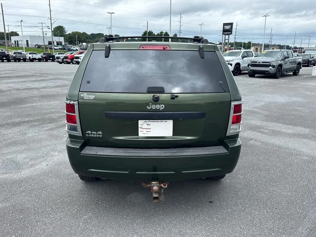Used 2009 Green Metallic Jeep Laredo image 4