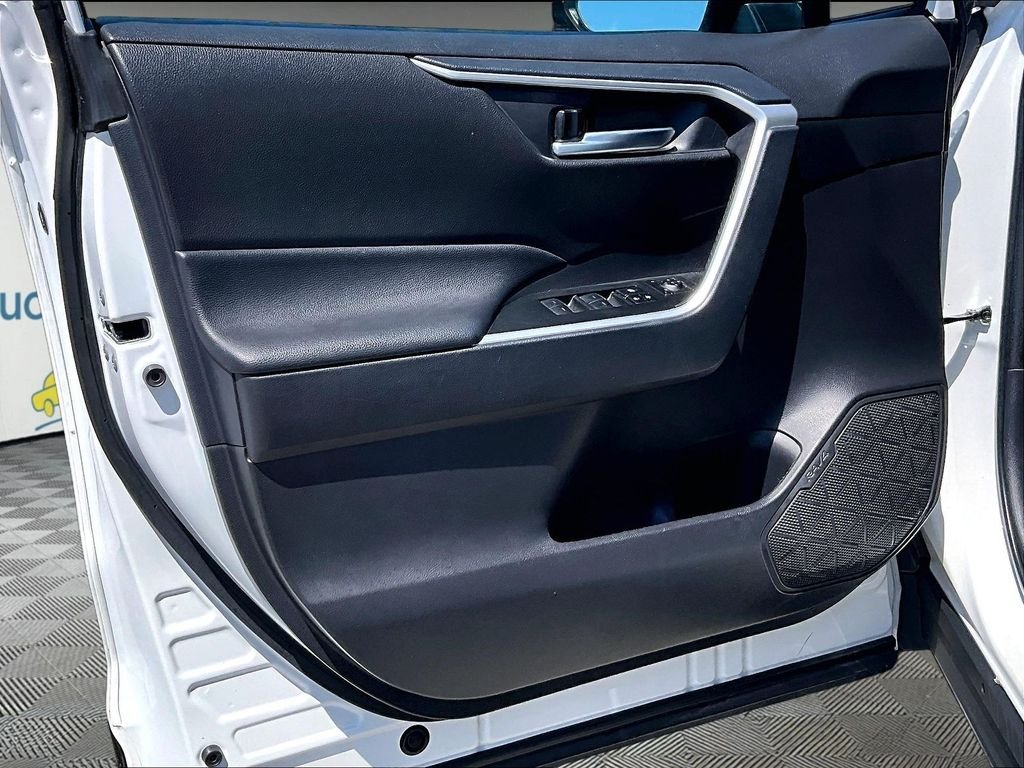 Used 2025 White Toyota XLE image 9