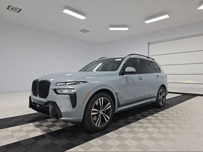 Used 2024 Gray BMW xDrive40i image 3