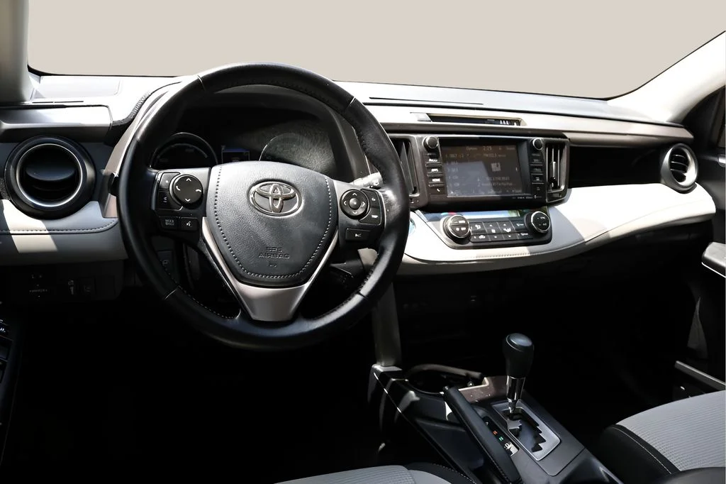 Used 2017 Silver Toyota XLE image 15