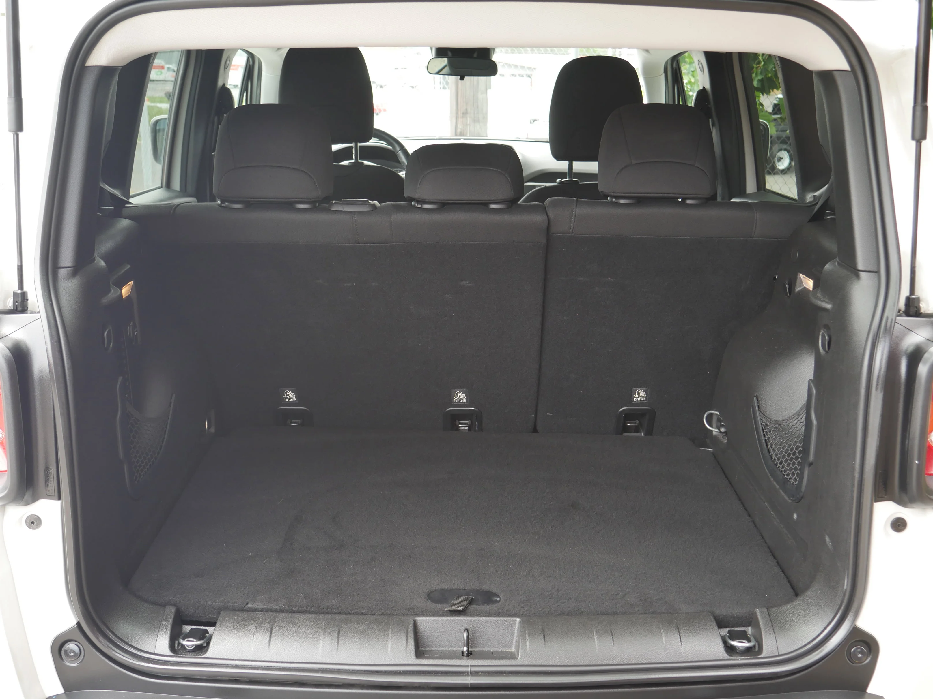Used 2017 Alpine White Jeep Latitude image 22