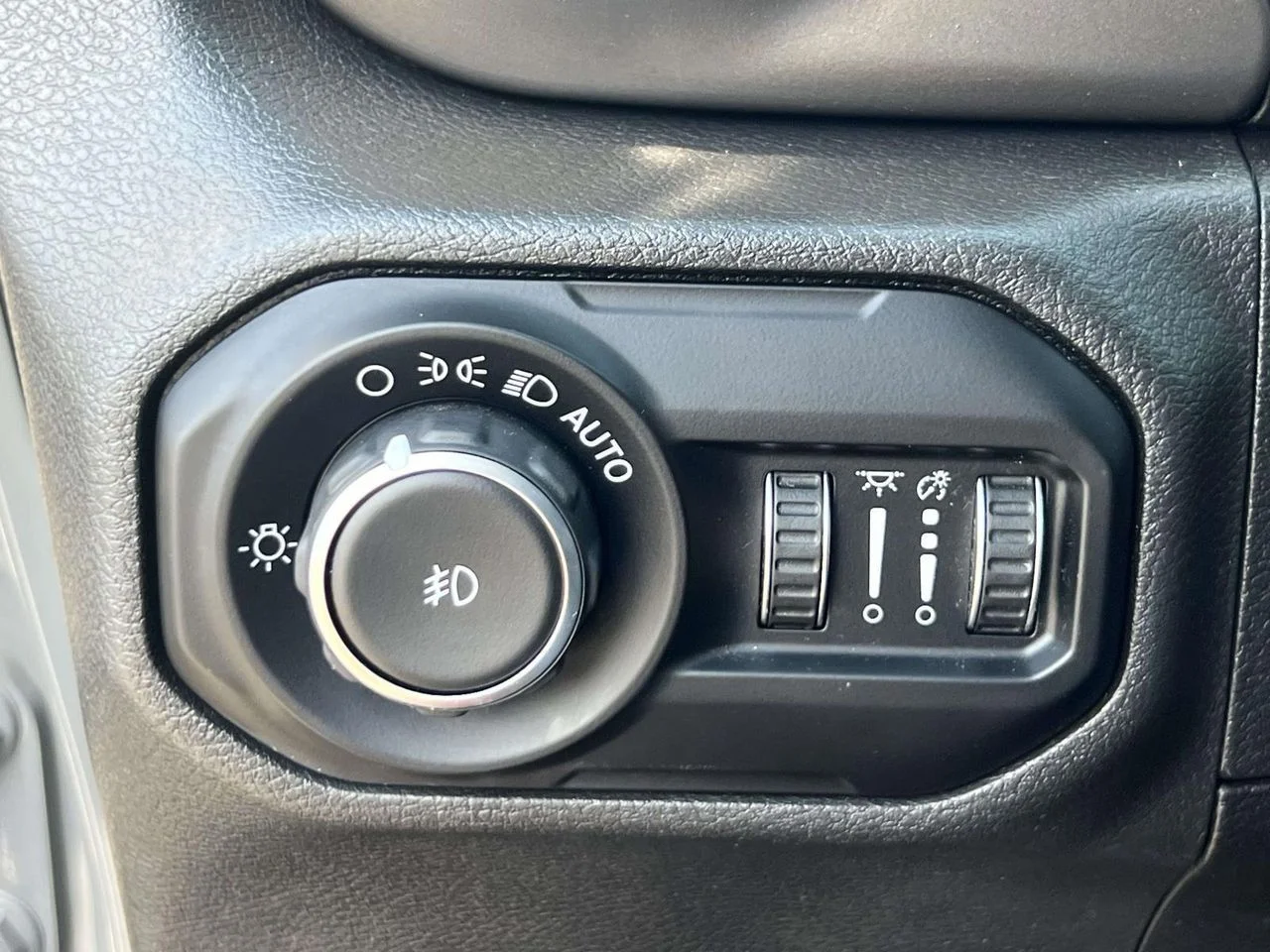 Used 2018 Sting-Gray Clearcoat Jeep Sport S 4x4 image 30