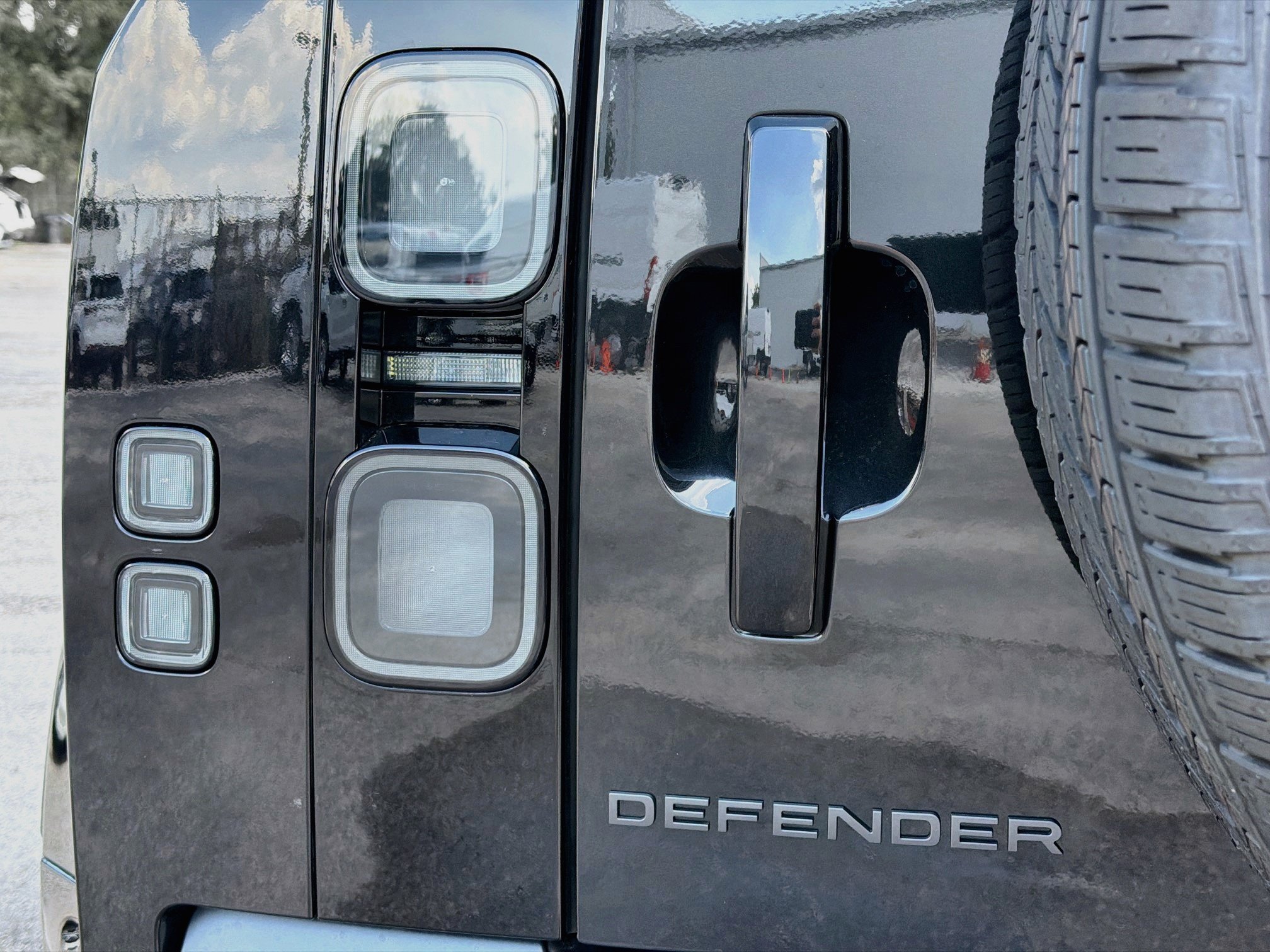 New 2026 Santorini Black LAND ROVER X-Dynamic SE image 10