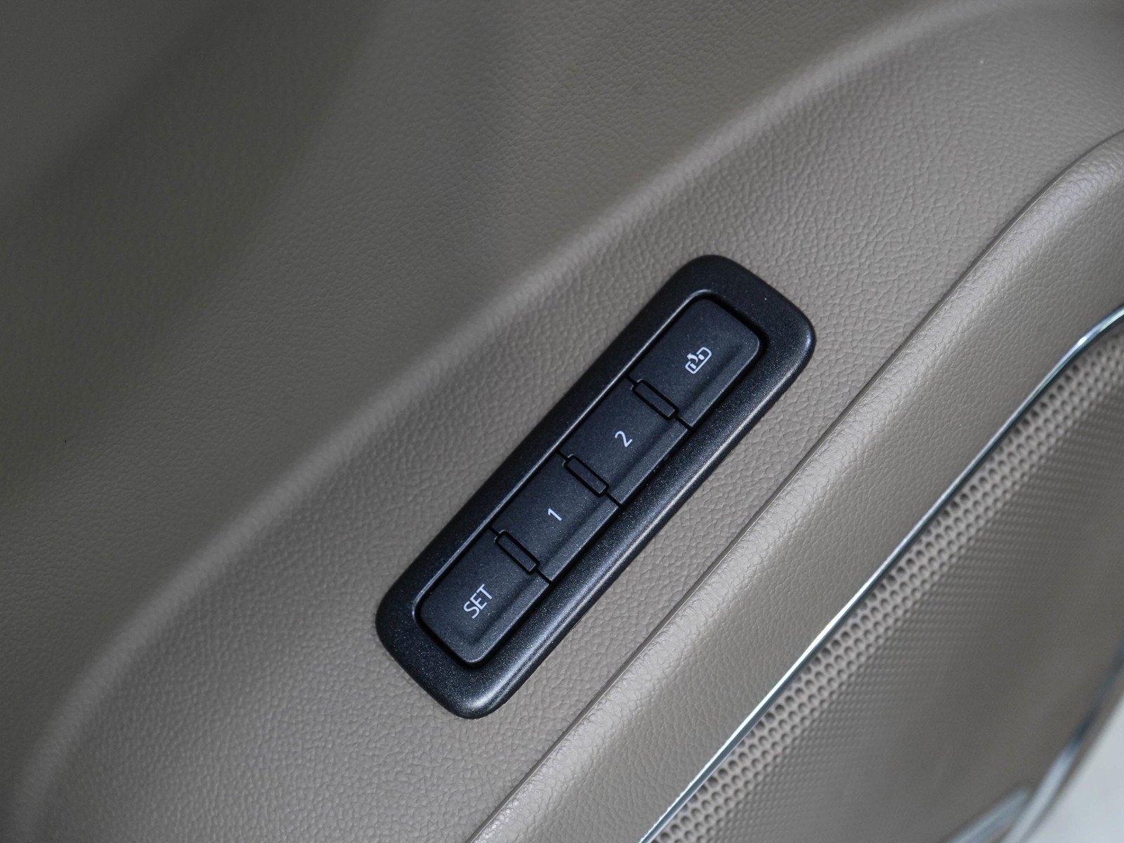 Used 2020 SUMMIT WHITE Chevrolet LT image 25