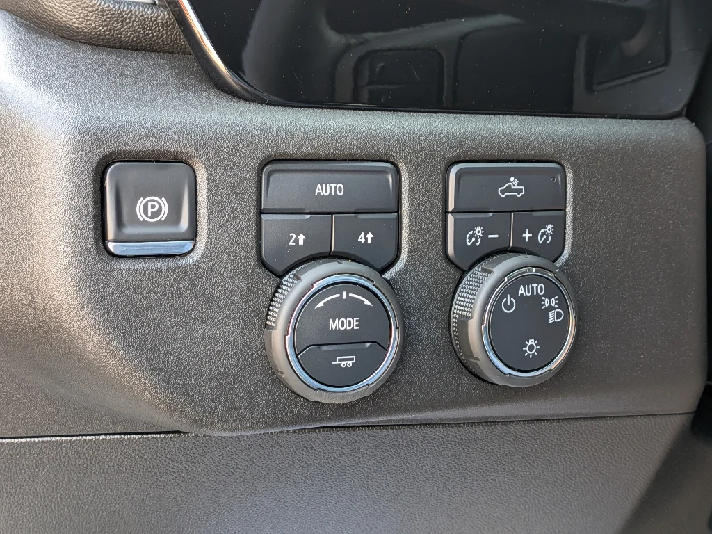 Used 2025 Summit White Chevrolet LT image 16