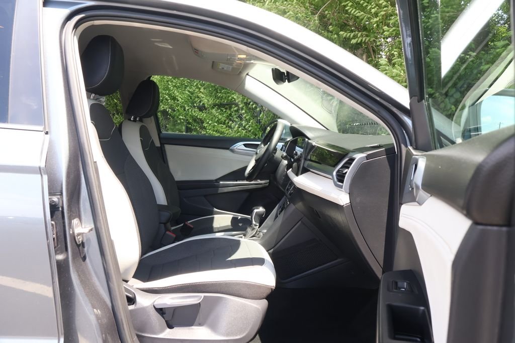 Used 2025 Gray Volkswagen 1.5T SE image 38