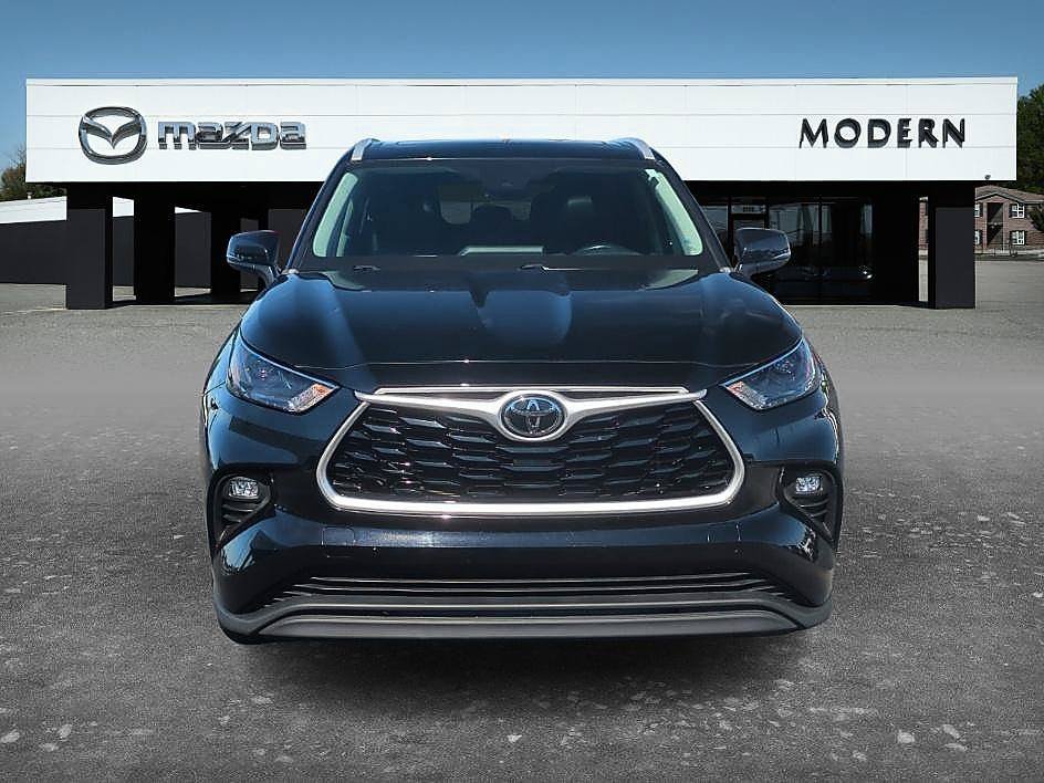 Used 2022 Midnight Black Metallic Toyota XLE image 8
