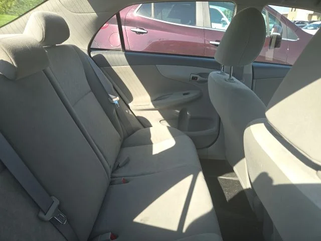 Used 2009 Silver Toyota LE image 5