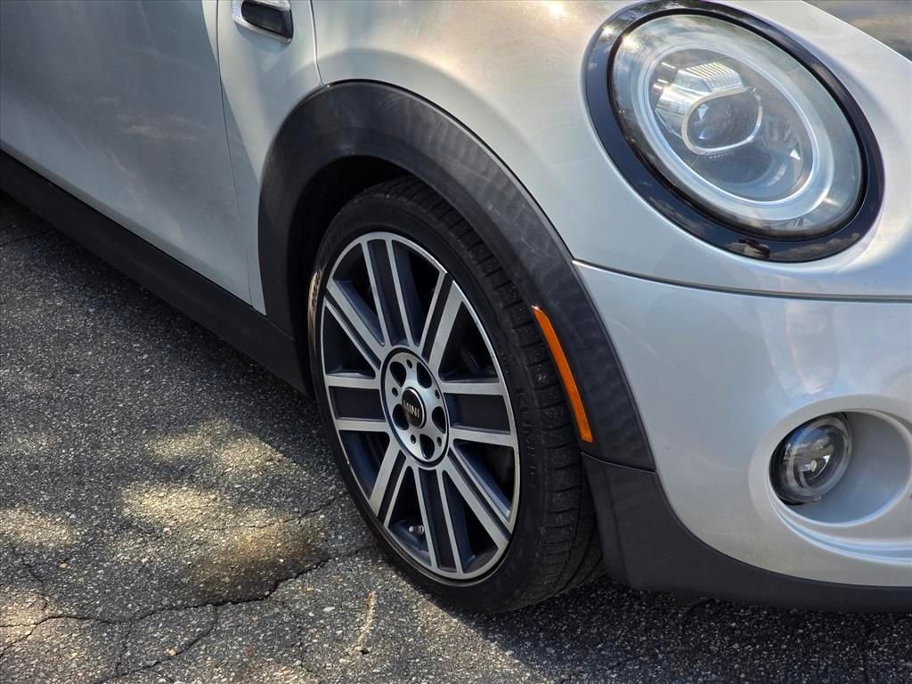 Used 2020 White MINI Classic image 17