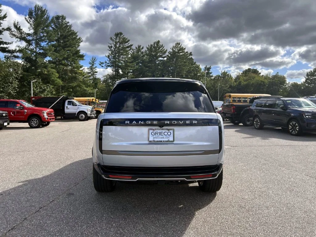 Used 2025  Land Rover SE image 4