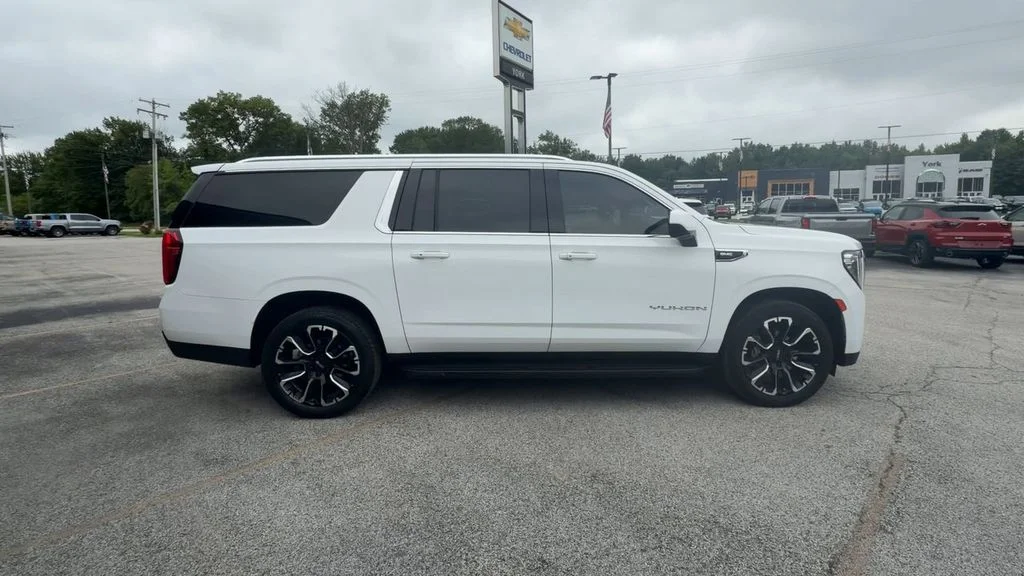Used 2022 White GMC SLE image 9