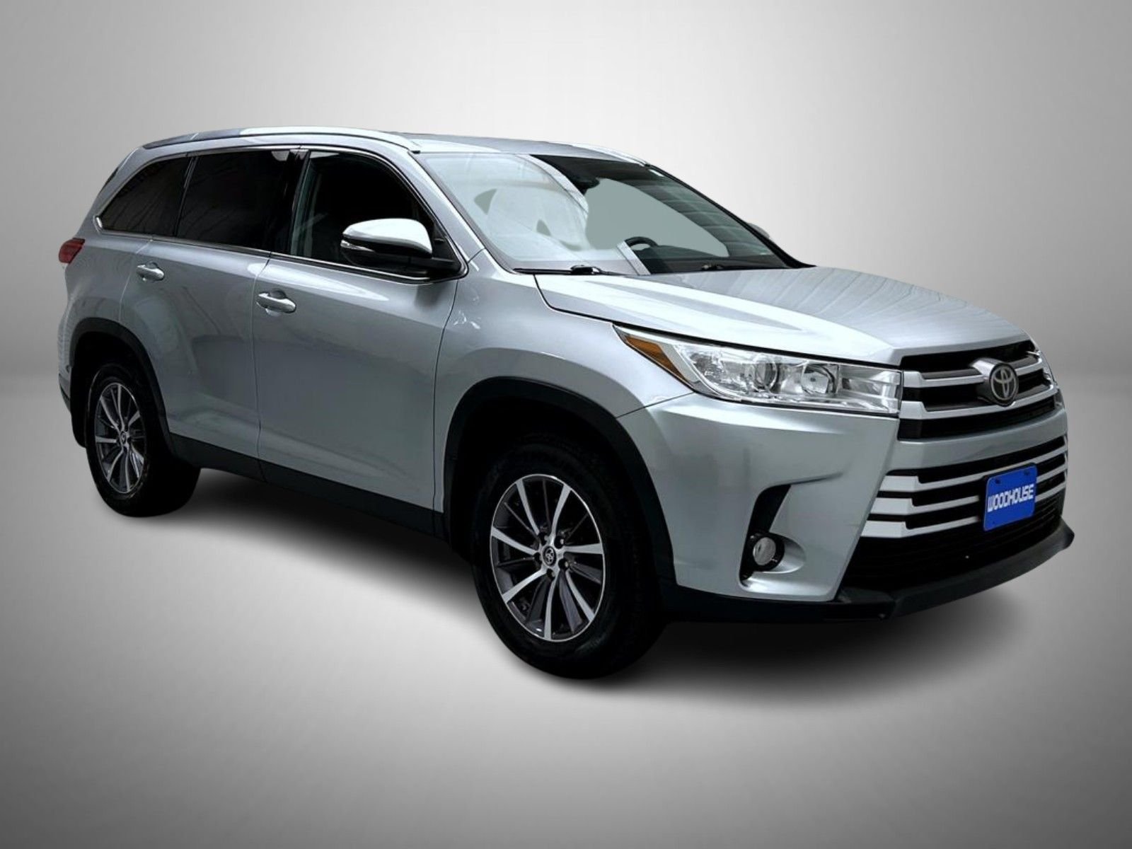 Used 2019 Silver Toyota XLE image 3