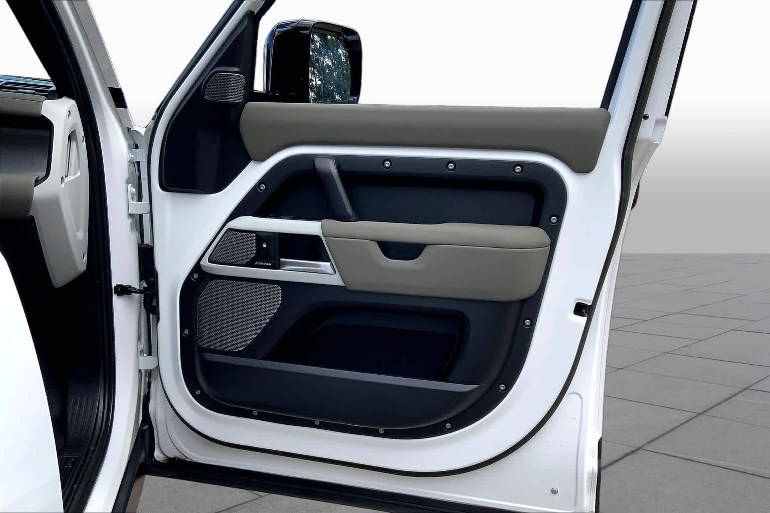 Used 2023 Fuji White Land Rover S image 21