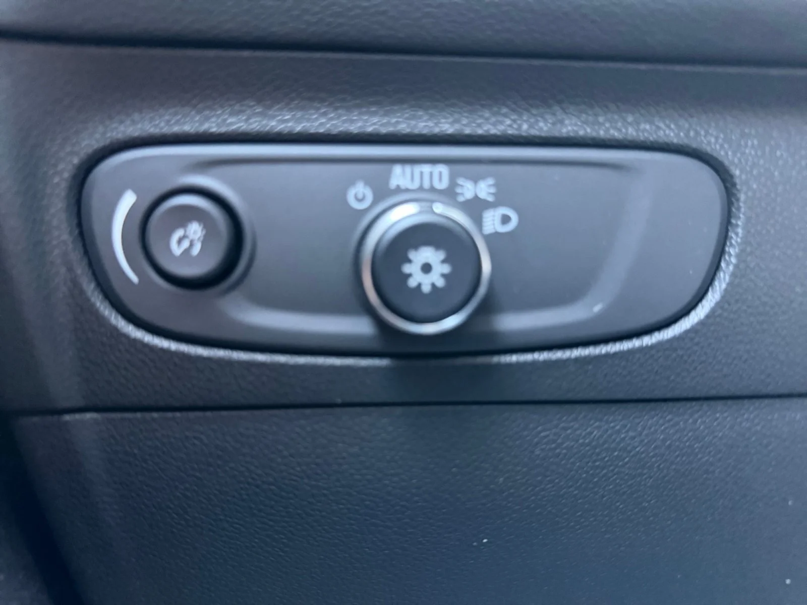 Used 2023 Summit White Buick Essence image 22
