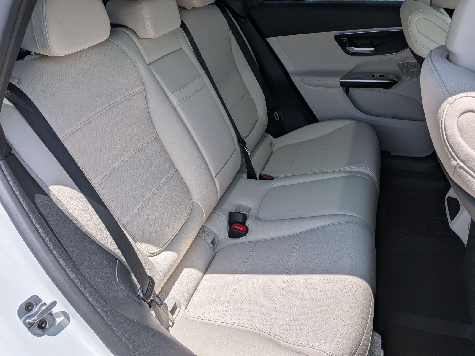 Used 2026 Polar White Mercedes-Benz GLC 300 image 31