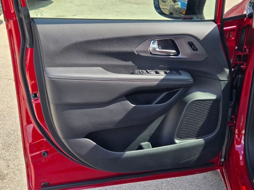 New 2026 Red Hot Pearl-Coat Exterior Paint Chrysler Select image 17