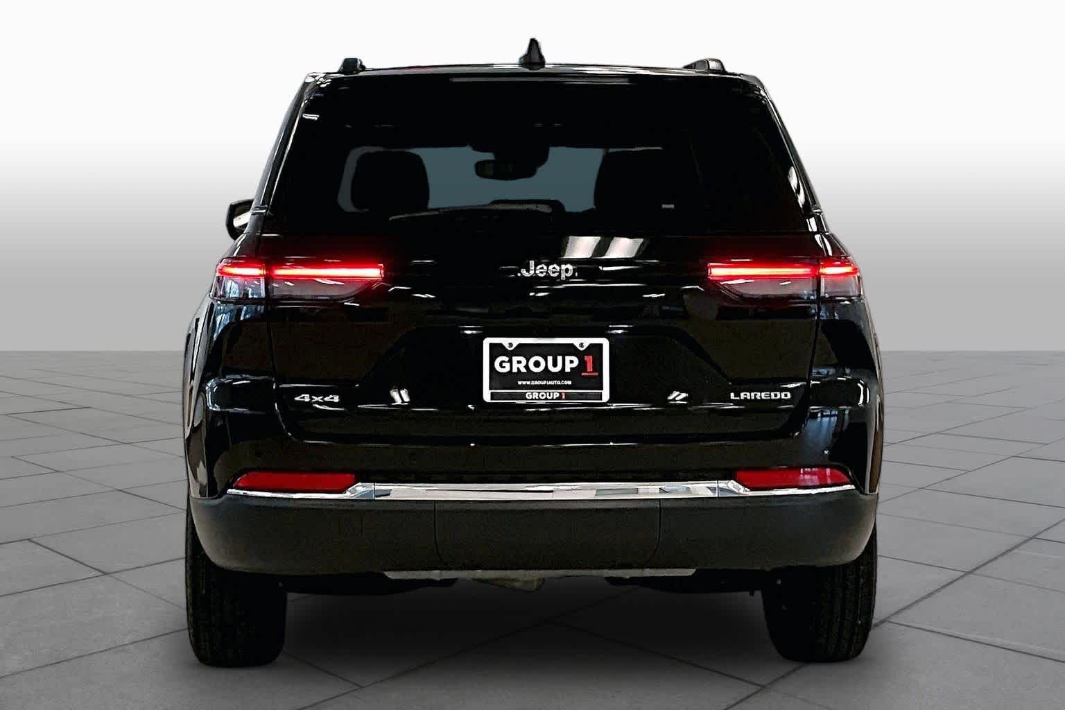 Used 2023 Diamond Black Crystal Pearlcoat Jeep Laredo image 4