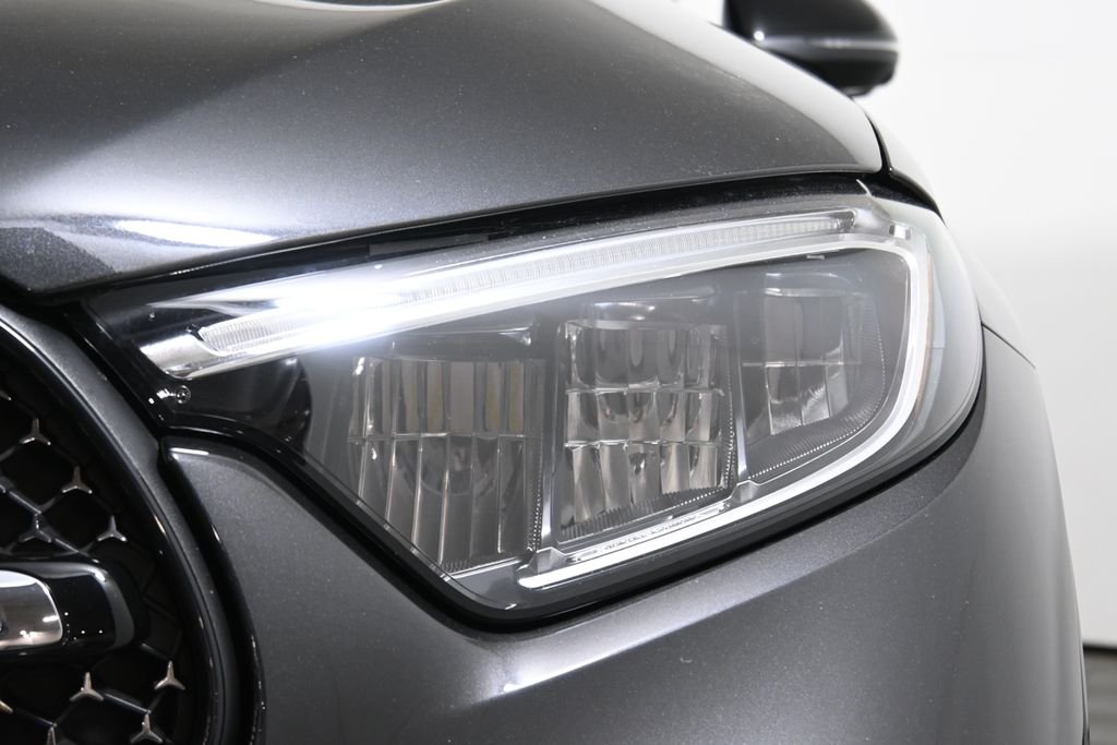 Used 2026 Graphite Grey Metallic Mercedes-Benz GLC 300 image 11