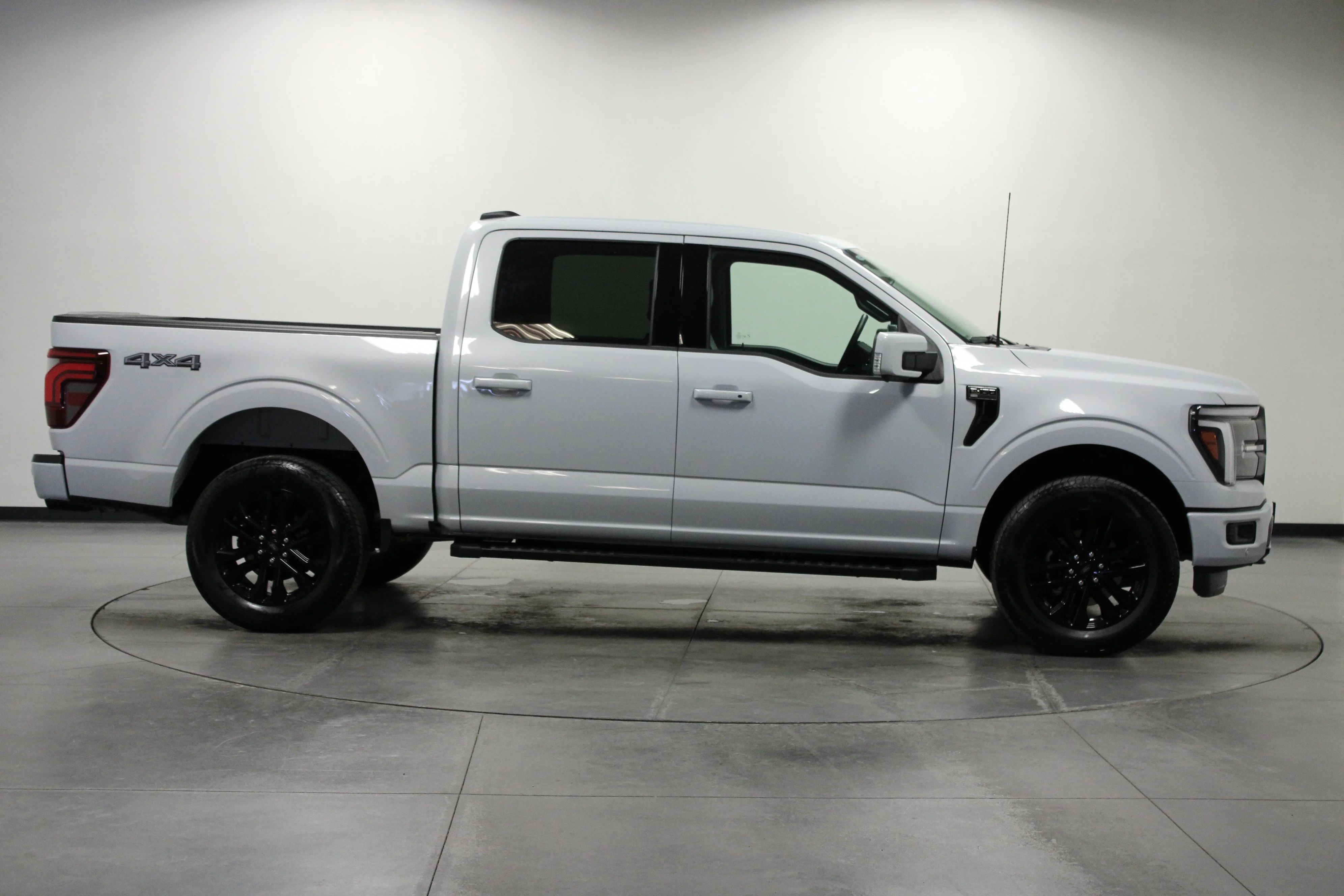 Used 2025 Space White Metallic Ford LARIAT image 3