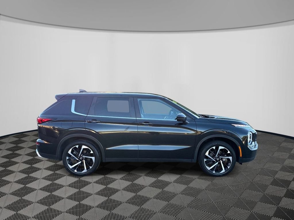Used 2024  Mitsubishi SE Black Edition w/Pano Roof image 9
