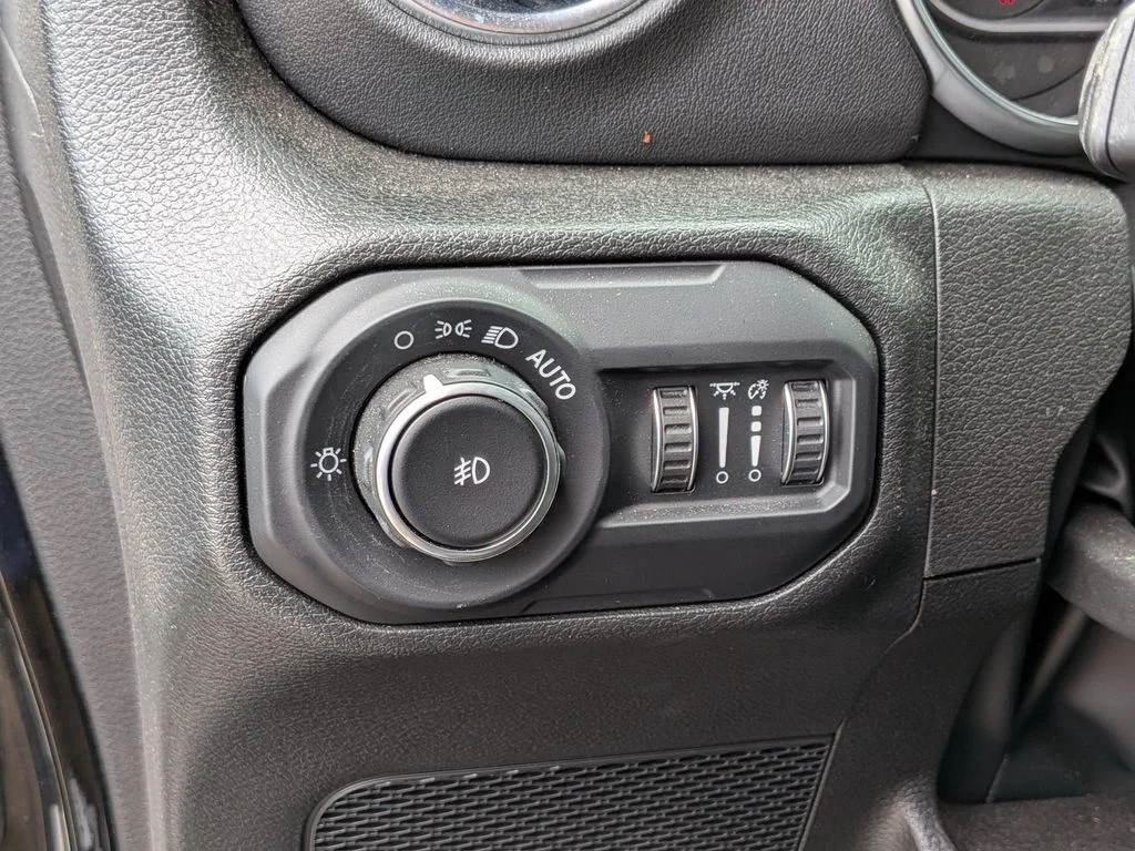 Used 2022 Black Jeep Unlimited Sahara image 15