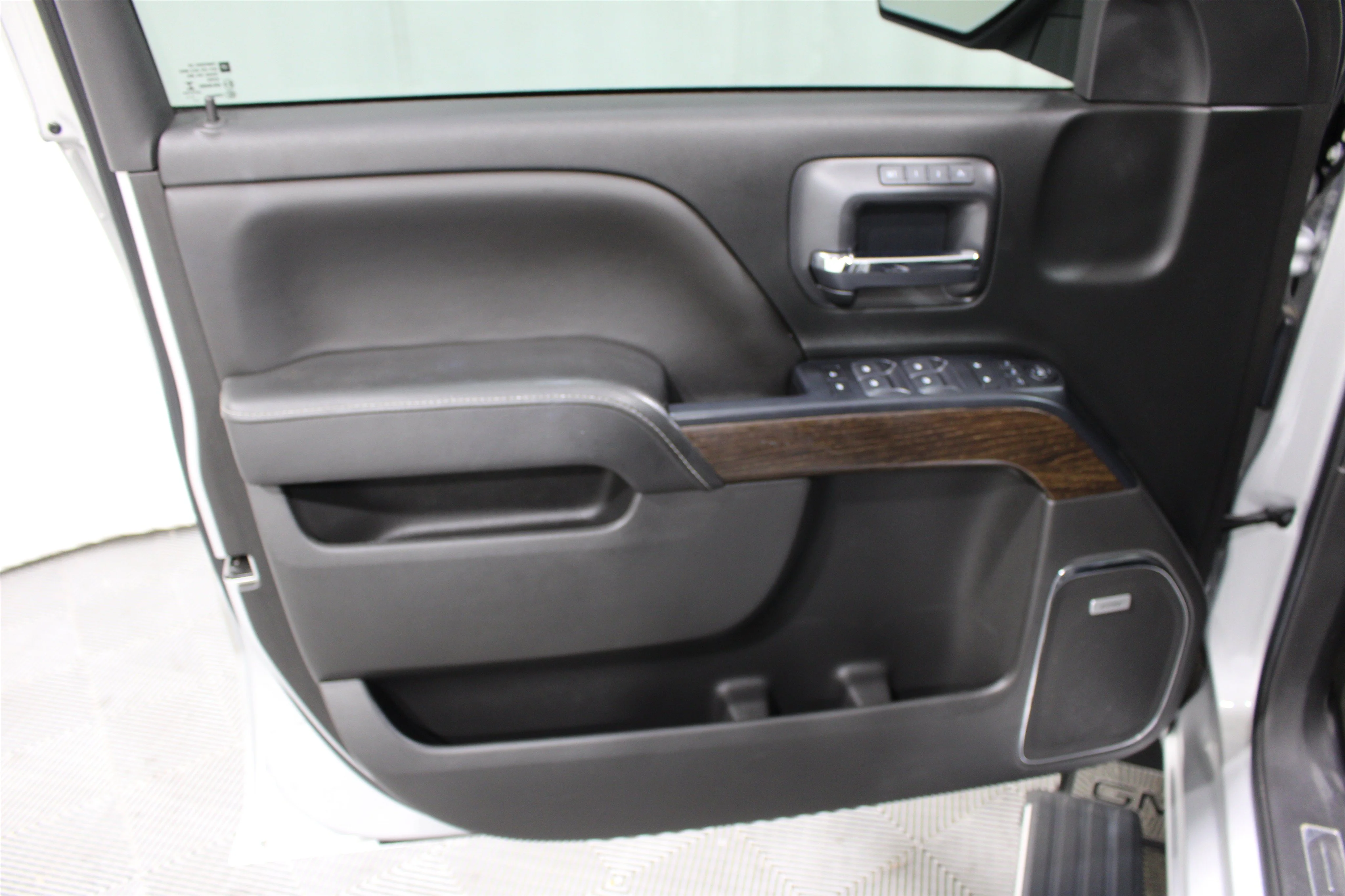 Used 2018 Quicksilver Metallic GMC Denali image 6