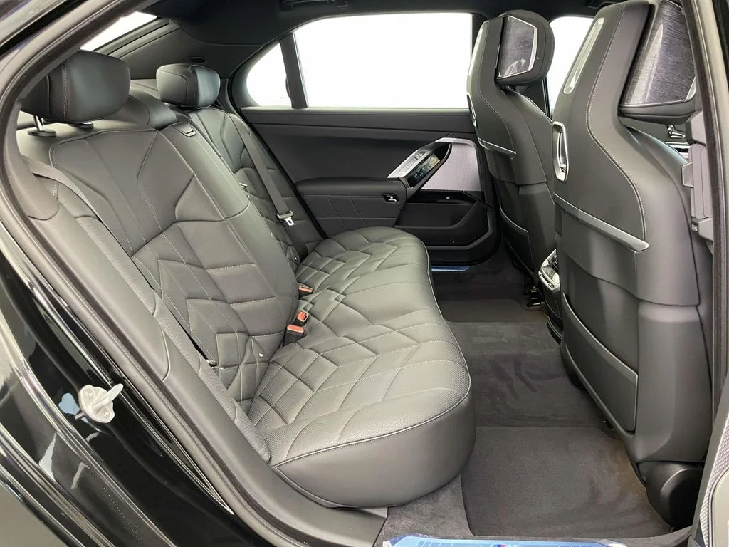 2025 BMW 7 Series 760i - Photo 18