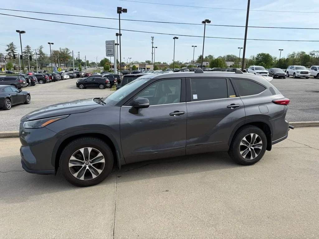 Used 2022 Gray Toyota XLE image 9