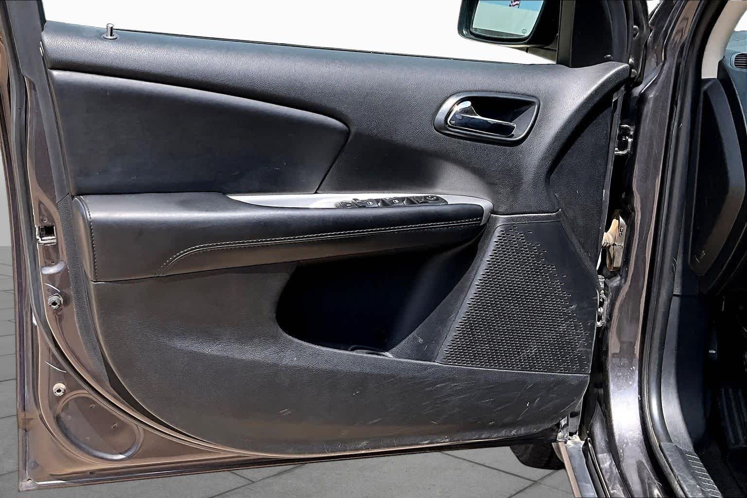 Used 2019 Granite Pearlcoat Dodge SE image 20