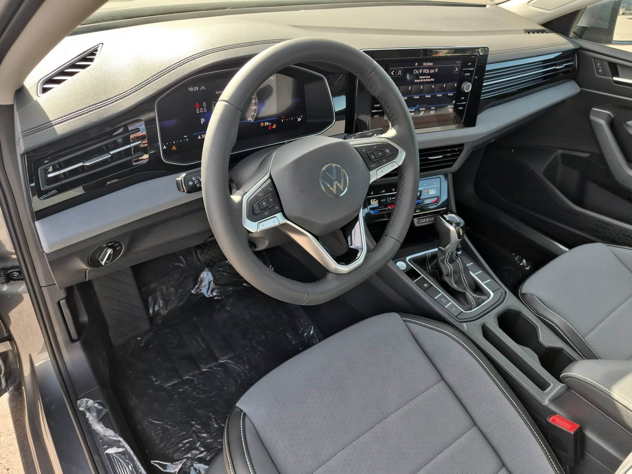 New 2027 Platinum Gray Metallic Volkswagen SE image 10