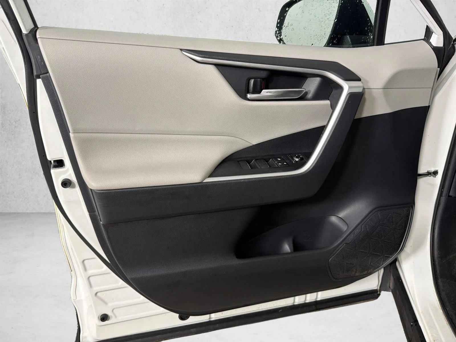 Used 2020 White Toyota XLE Premium image 11