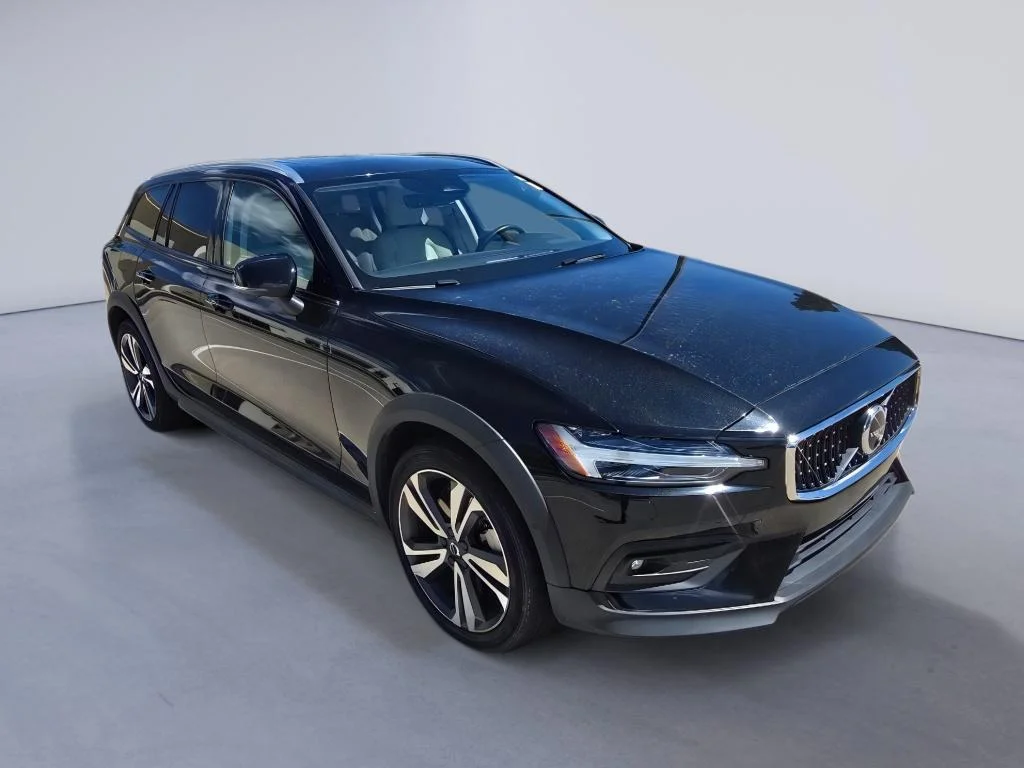 Used 2025 Onyx Black Metallic Volvo Plus image 8