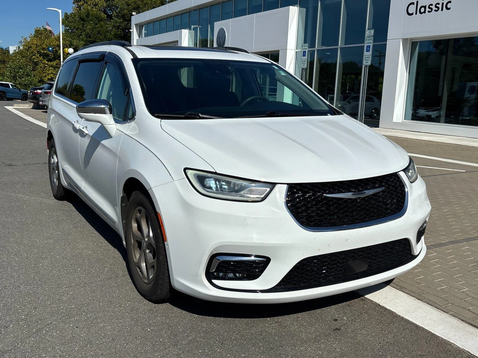 Used 2022 Bright White Clearcoat Chrysler Limited image 7